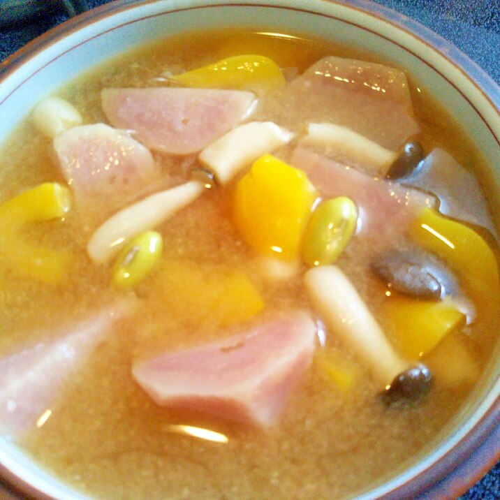 ピンクじゃがいも黄色パプリカしめじ枝豆の味噌スープ
